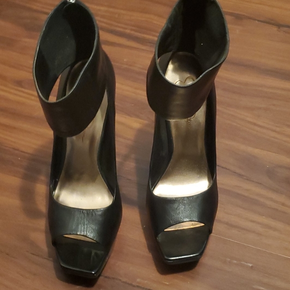 Shoes - Picture 1 of 4